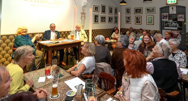 Nicht auf der politischen, sondern auf der realen im Gilchinger KultCafé. Mit dabei war auch ein quasi professioneller Streitschlichter, Andechser Ex-Bürgermeister und Ex-Landrat Karl Roth.